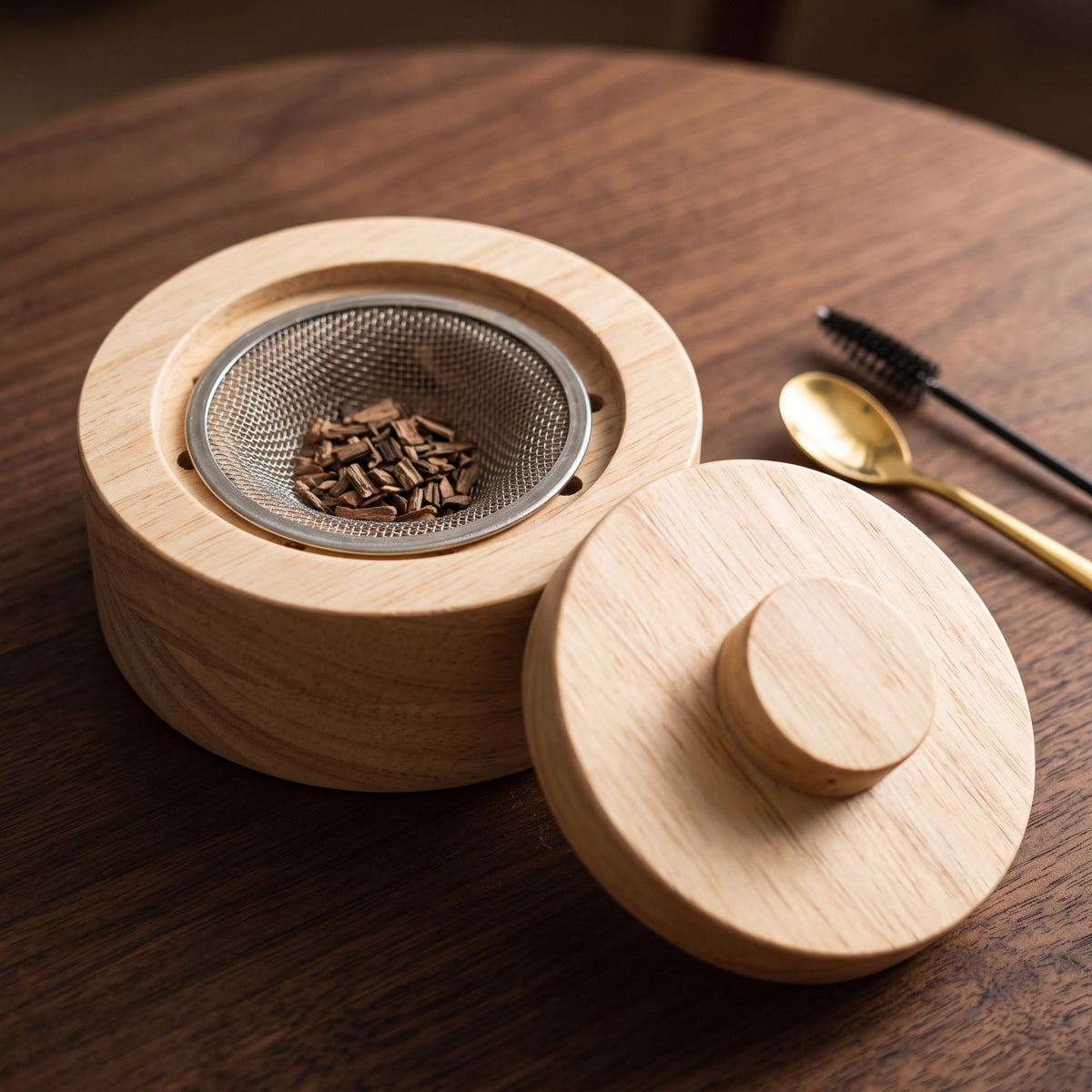 Wood smoker mesh chamber and separate lid